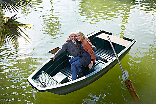 情侣,划艇,湖,搂抱,看镜头,微笑
