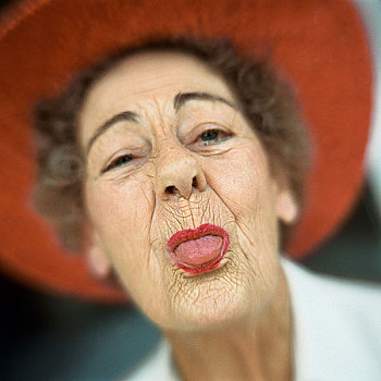 头像,老年,女人,戴着,红色,帽子,舌头,粘住,室外
