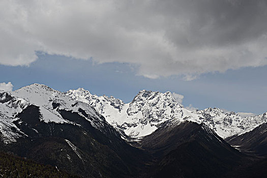 雪山流云美景