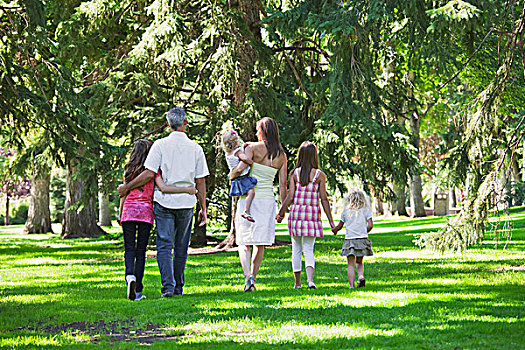 家庭,走,一起,公园,艾伯塔省,加拿大