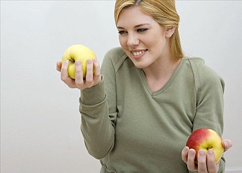 女人,拿着,两个,苹果