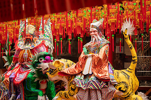 中國鬼節人們用色彩華麗的紙札神祇來祭祀