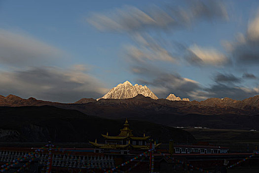 雅拉神山