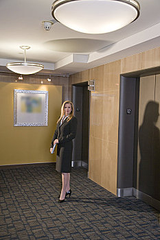 肖像,白人,职业女性,站立,正面,电梯,办公室