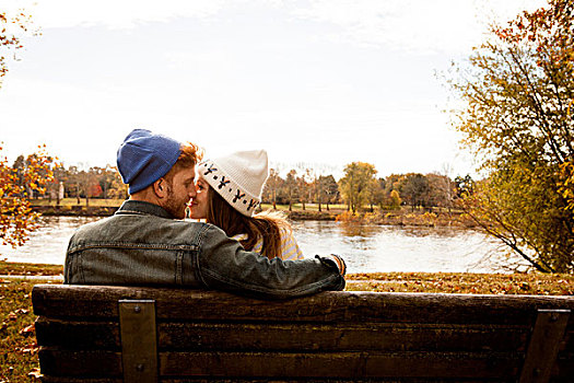浪漫,年轻,情侣,公园长椅,湖岸