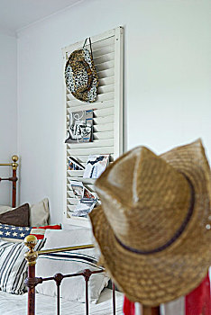 草帽,旧式,金属,床架,牛仔帽,杂志,百叶窗,架子,白色背景,卧室,墙壁