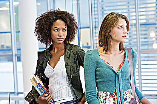 两个女人,看别处,书本,拿着,大学