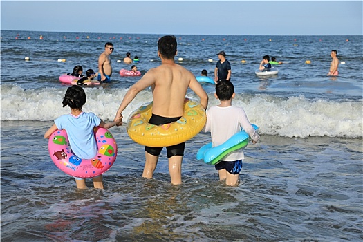 山东省日照市,海水浴场变成欢乐海洋,上万游客畅游大海打卡黄金海岸