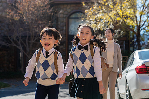 年轻夫妻接孩子放学