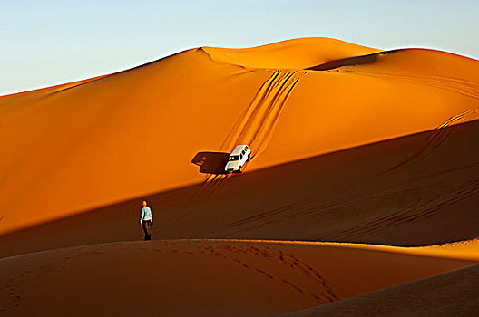 野外,交通工具,驾驶,日落,陡峭,斜坡,沙子,沙丘,撒哈拉沙漠,利比亚,非洲
