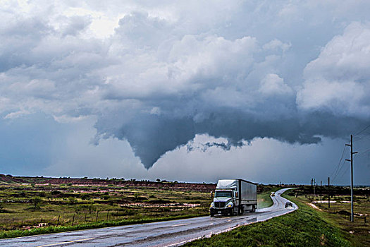 卡车,路湿,龙卷风,举起,南,背景,俄克拉荷马,美国