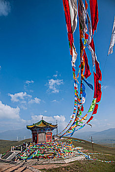 青海海南湟源县日月山上飘动的经幡