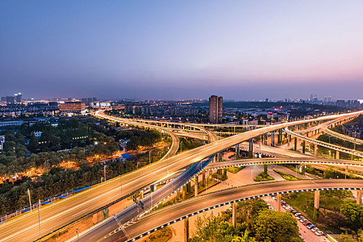 中国江苏南京的立交桥城市建筑夜景