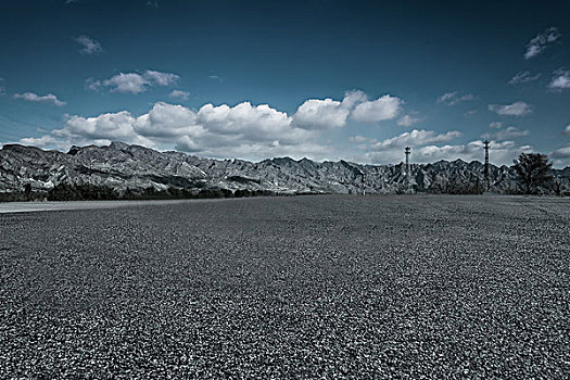 中国西部荒野道路