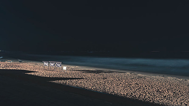 夜晚海边海岸线