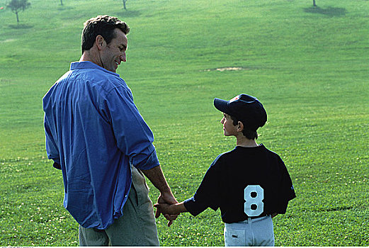 后视图,父亲,儿子,穿,棒球服,户外