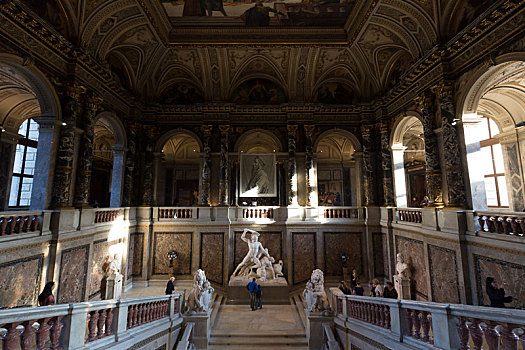 维也纳艺术史博物馆室内景观与参观雕像的游客