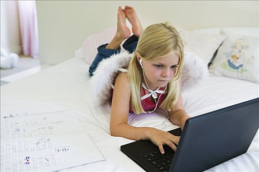 女孩,家庭作业,笔记本电脑