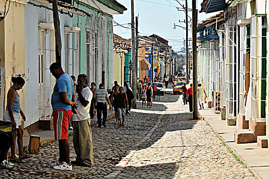 古巴人,站立,小巷,鹅卵石,街道,老城,特立尼达,古巴,大安的列斯群岛,加勒比海,中美洲,北美