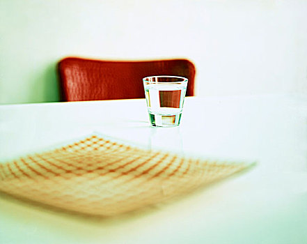 水杯,盘子,桌子