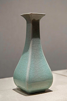 龙泉窑青瓷四方瓶