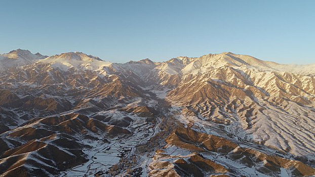 雪吻戈壁大地