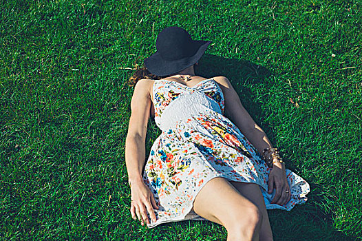 美女,戴着,夏裙,帽子,躺着,青草,晴天