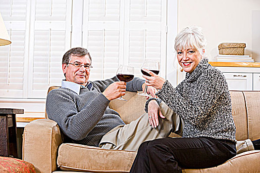 老年,夫妻,放松,一起,沙发,葡萄酒