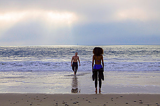 少妇,等待,冲浪,男朋友,海滩,干盐湖,加利福尼亚,美国