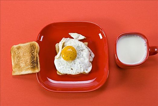 早餐,牛奶,吐司,煎鸡蛋,盐,胡椒,红色,瓷器