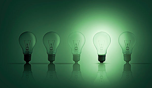 电灯泡,排列,一个,点亮,绿色背景
