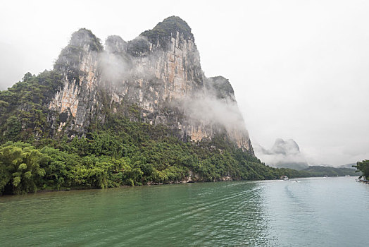 烟雨中的中国桂林漓江山水风光