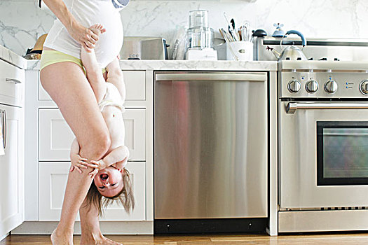 孕妇,抱孩子,女儿,倒立,厨房