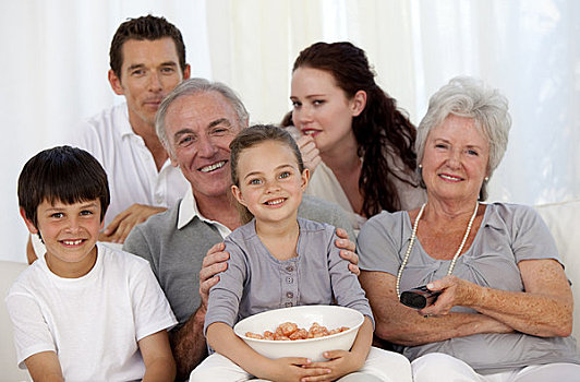 家庭,吃,松脆食品,看电视