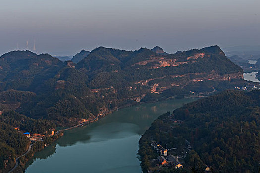 山,丹霞,河流,蓝天,黄昏,大气,田野,水电站,村庄,驴友,旅行,地质公园,丹霞地貌,绿色,灌木,树,草,水潭,素材,平面设计