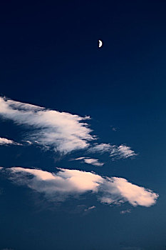 云和月