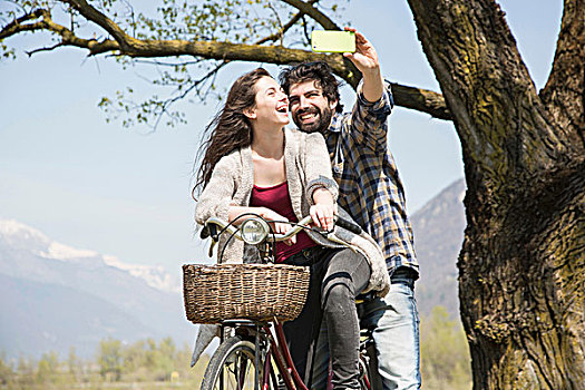 年轻,情侣,智能手机,自行车,乡村风光