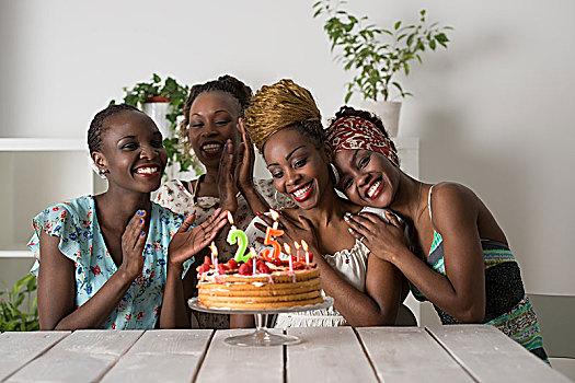 头像,喜悦,非洲人,女孩,看,生日蛋糕,围绕,朋友,聚会