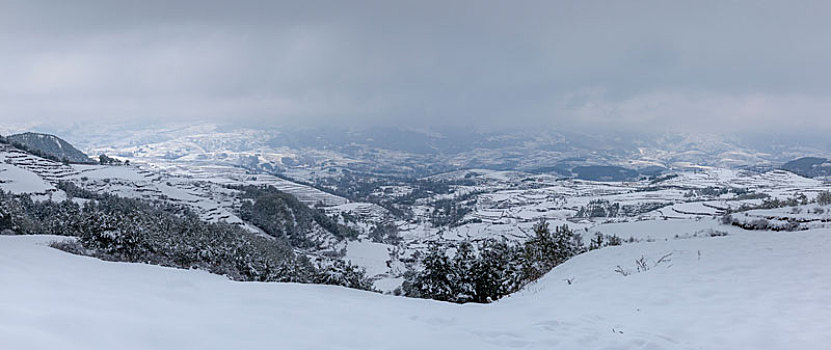 云南昭通大山包冬季雪山蜿蜒田野