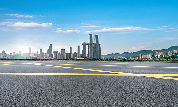 道路路面和城市天际线