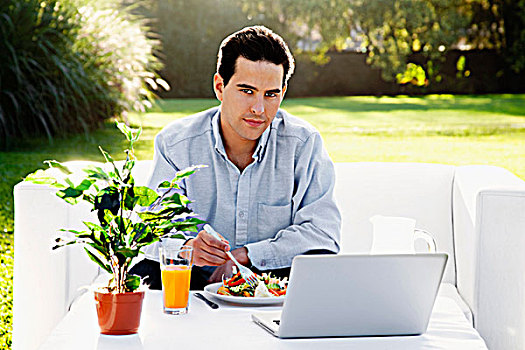 一个,男人,肖像,吃,沙拉,正面,笔记本电脑