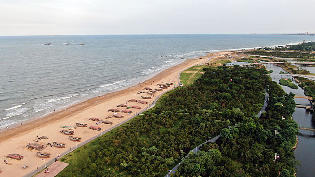 山东省日照市,夏日海边风景如画,私家车挤爆民宿旅游村停车场