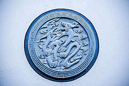 云南大理洱海边双廊古镇墙壁雕塑古老的龙凤传说