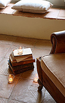 皮制扶手椅,靠近,一堆,书本,照亮,茶烛,正面,砖石建筑,长椅,垫子