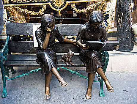 旧金山街头雕塑-两女子看书