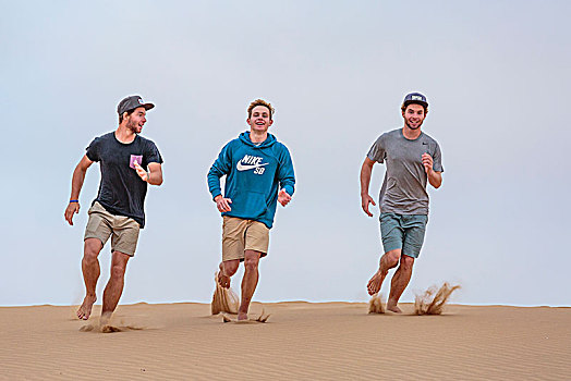 三个,男青年,跑,沙丘,纳米布沙漠,纳米比亚,非洲