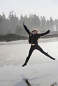女孩,跳跃,半空,湿,海滩,不列颠哥伦比亚省,加拿大