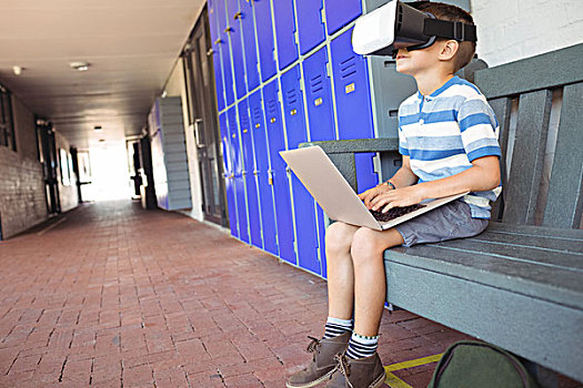 男孩,使用笔记本,虚拟现实,玻璃,坐,长椅,走廊,储物柜,学校