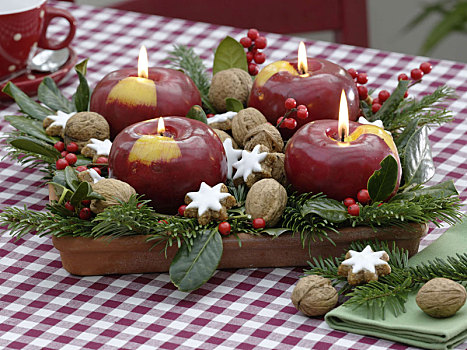 怪异,圣诞花环,苹果,蜡烛,碟