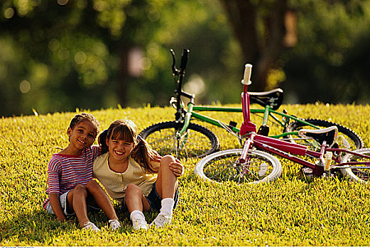 肖像,两个女孩,坐,地点,自行车